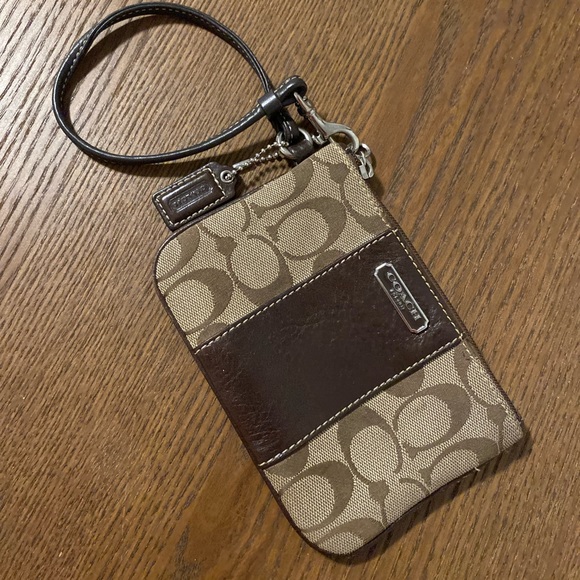 Coach Handbags - 🎄GREAT FOR GIFTS🎄- Coach | Wristlet